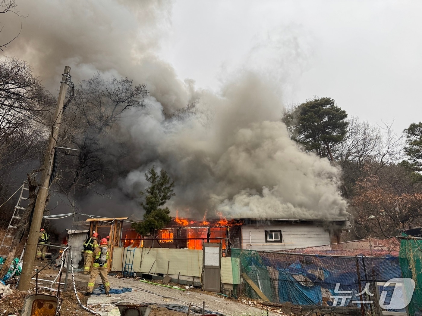 2일 오전 8시 44분께 호원동 호원터널 옆 창고에서 불이 나 내부에 있던 70대 남성 1명이 숨졌다. (경기도북부소방재난본부 제공) ⓒ 뉴스1