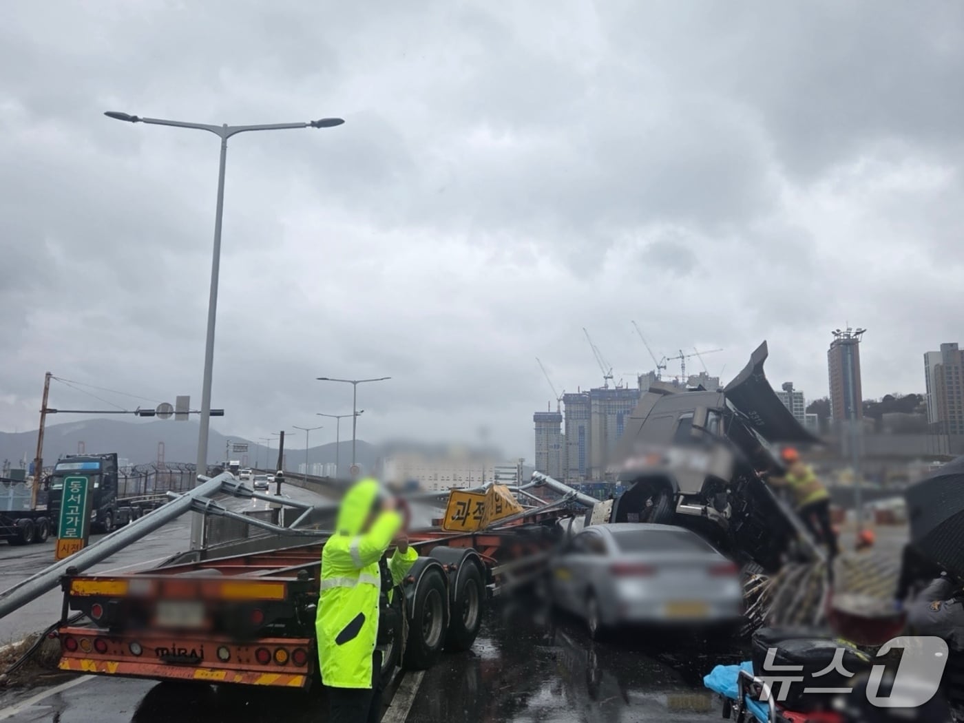 2일 부산 동서고가로에서 교통사고가 나 경찰이 현장을 수습하고 있다.(부산 남부경찰서 제공. 재판매 및 DB 금지)