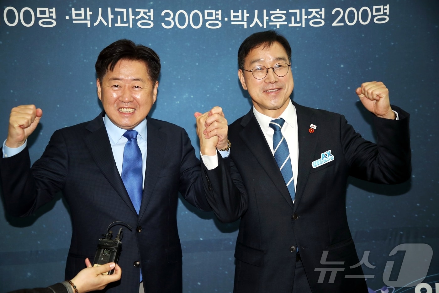 더불어민주당 제주도지사 후보를 놓고 경쟁 중인 오영훈 제주지사(왼쪽)와 위성곤 국회의원이 2일 오후 제주한라대학교 한라아트홀에서 열린 위성곤 출판기념회 행사장에서 반갑게 인사를 나누고 있다.2026.3.2 ⓒ 뉴스1 강승남 기자