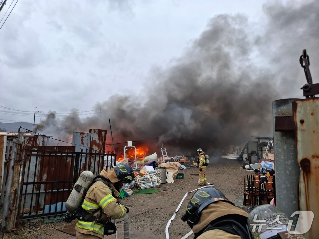 2일 오전 9시 51분쯤 경북 경주시 천북면 자원 재활용시설에서 불이 나 출동한 소방관이 진화작업을 하고 있다. (경북소방 제공. 재판매 및 DB금지)/뉴스1