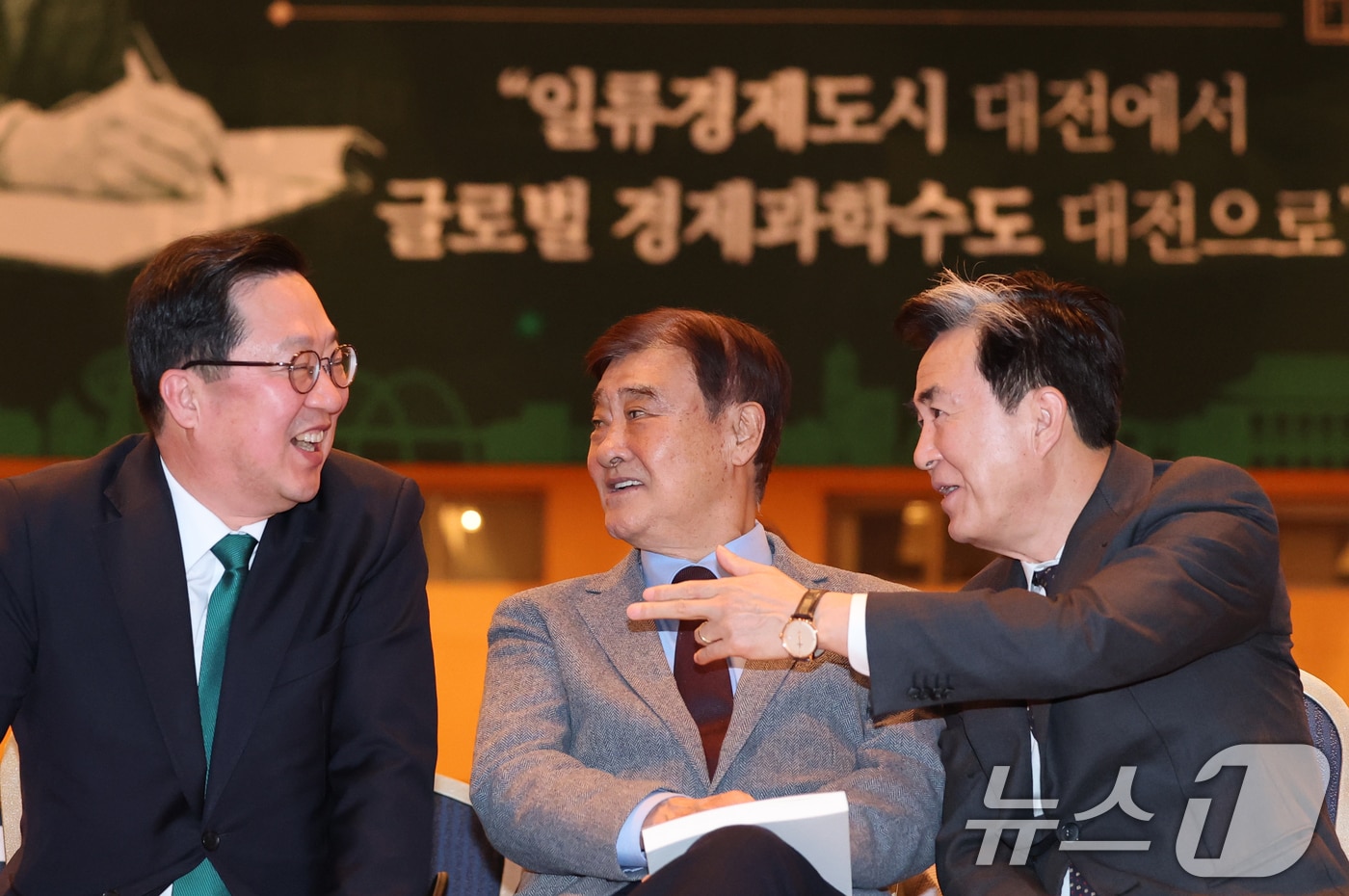 이장우 대전시장(왼쪽부터)이 2일 대전 유성구 대전컨벤션센터에서 열린 '전략과 행동 북 콘서트'에서 강창희 전 국회의장, 김태흠 충남지사와 대화하고 있다. 2026.3.2 ⓒ 뉴스1 김기태 기자