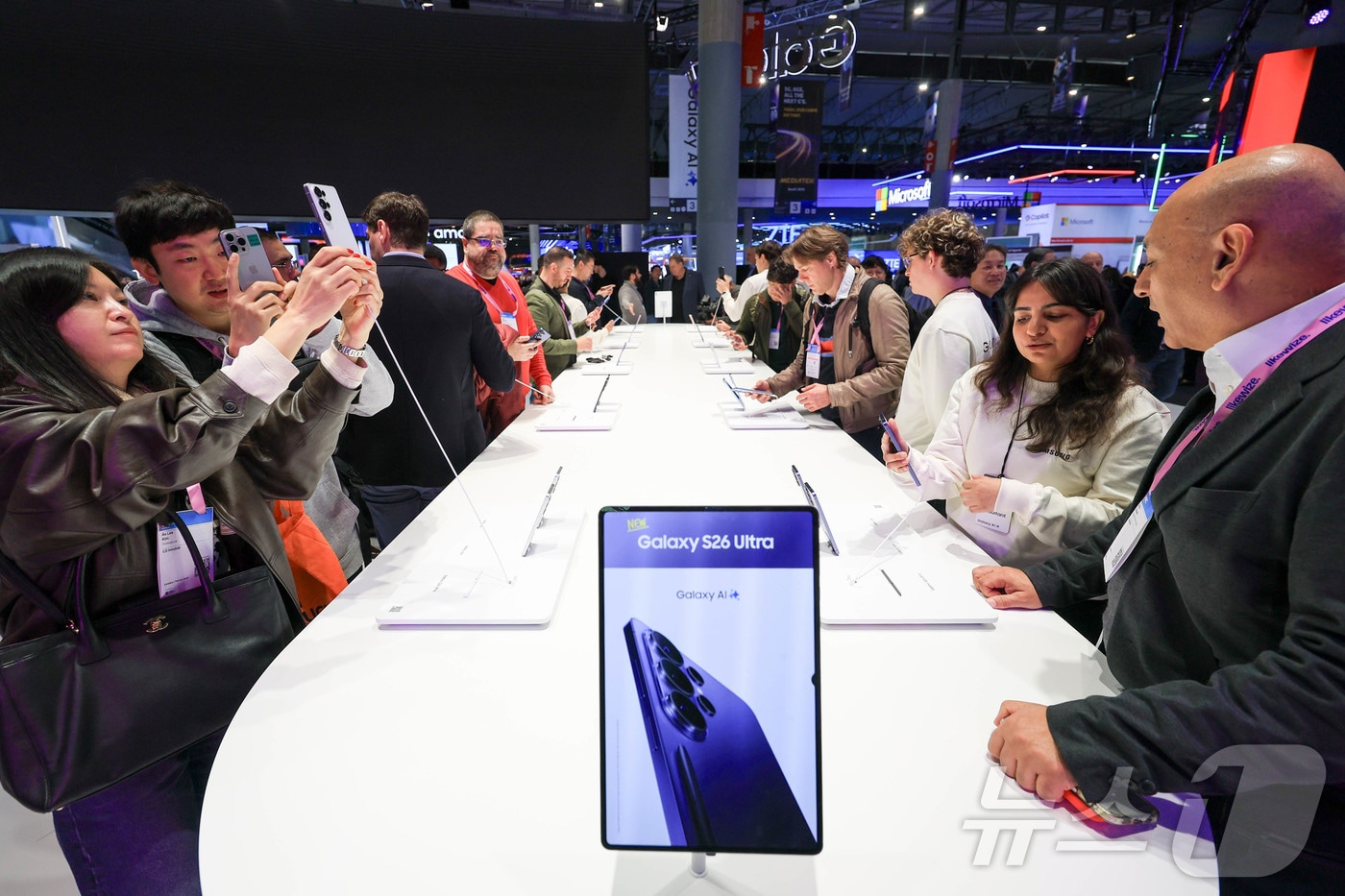 2일(현지시간) 스페인 바르셀로나 피라 그란 비아 전시장에서 열린 '모바일 월드 콩그레스(MWC)2026'에서 삼성전자 갤럭시 부스를 찾은 참가자들이 갤럭시S26 울트라를 체험 하고 있다. 2026.3.2 ⓒ 뉴스1 사진공동취재단