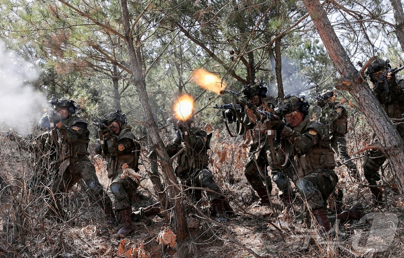 (평양 노동신문=뉴스1) = 북한 노동당 기관지 노동신문은 20일 "조선노동당 총비서이시며 조선민주주의인민공화국 국무위원장이신 경애하는 김정은 동지께서 3월 19일 조선인민군 수도방어군단직속 평양 제60훈련기지를 방문하시고 보병, 땅크(탱크)병구분대들의 협동공격전술연습을 참관했다"라고 보도했다. [국내에서만 사용가능. 재배포 금지. DB 금지. For Use Only in the Republic of Korea. Redistribution Prohibited] rodongphoto@news1.kr