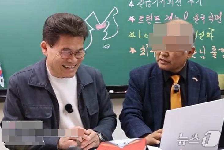 지난 18일 밤 전한길 씨의 유튜브 채널 '전한길뉴스'에서 전 안기부 공작관 최 모 씨가 "꿈에서 가브리엘 천사가 재 준 말"이라며 이재명 대통령이 싱가포르 국빈방문 때 비자금 은닉,  우리 군사 기밀을 중국에 넘겨 줬다는 발언을 하고 있다. (유튜브 갈무리)  ⓒ 뉴스1