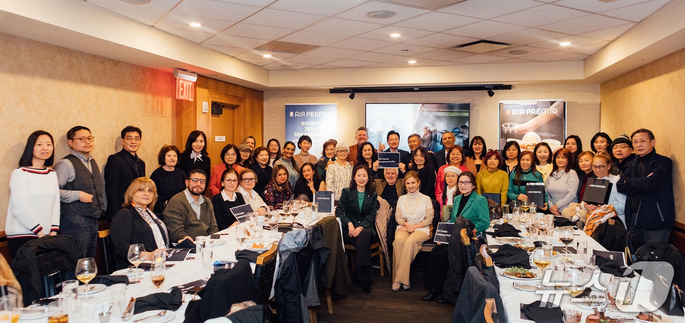 에어프레미아가 19일(현지시각) 미국 뉴욕에서 현지 여행사 50여곳을 대상으로 연 설명회에서 에어프레미아와 여행사 관계자들이 기념 사진을 촬영한 모습. 2026.3.19.
