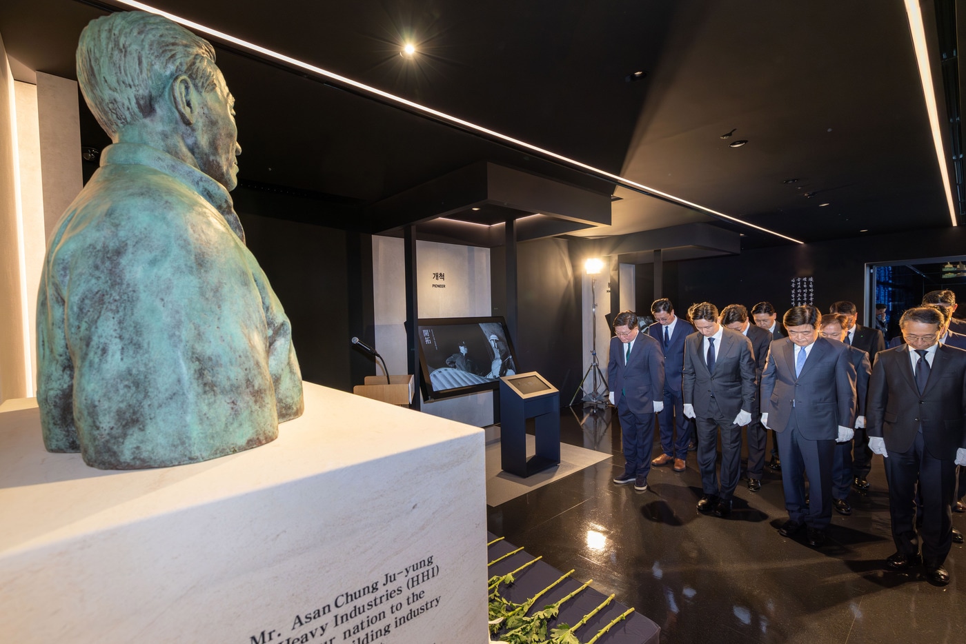 HD현대는 20일 판교에 위치한 HD현대 글로벌R&D센터에서 정기선 회장 등 주요 경영진이 참석한 가운데 정주영 창업자의 25주기 추모식을 진행했다. (HD현대 제공)