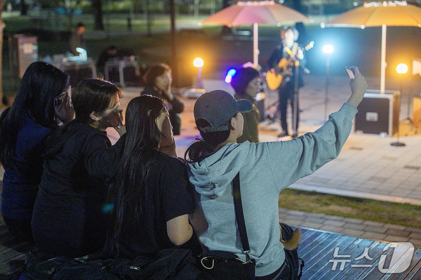 증평군 2025년 보강천 미루나무숲 버스킹 모습.(증평군 제공. 재판매 및 DB금지)