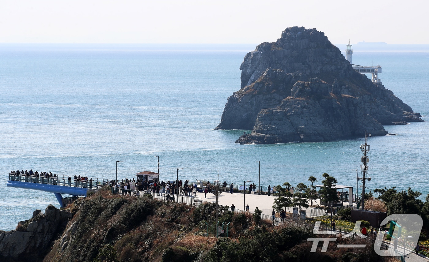 낮과 밤의 길이가 같아지는 춘분(春分)인 20일 부산 남구 오륙도스카이워크를 찾은 시민, 외국인 관광객 등이 따뜻한 봄볕을 쬐며 바다를 구경하고 있다. 2026.3.20 ⓒ 뉴스1 윤일지 기자