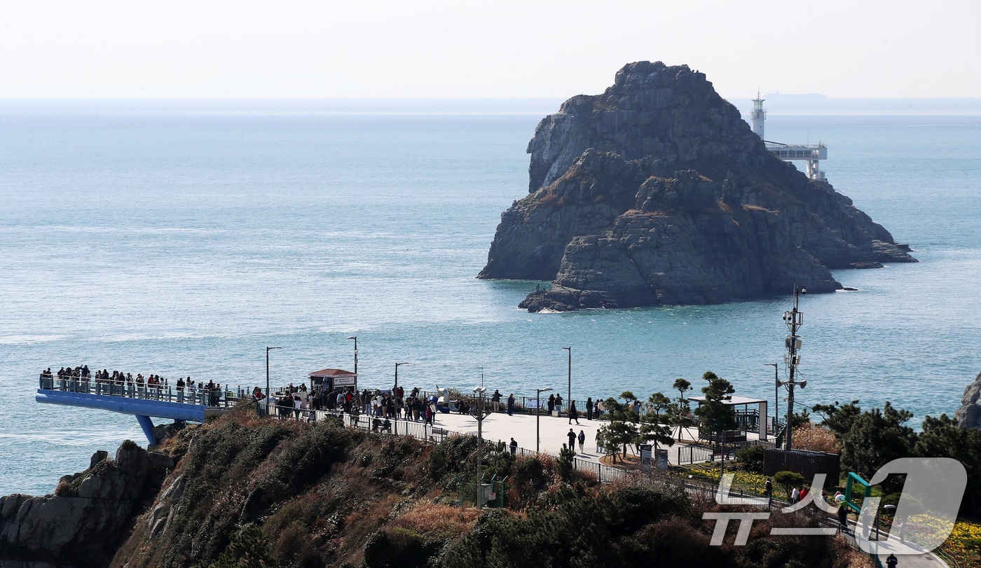지난 20일 부산 남구 오륙도스카이워크를 찾은 시민, 외국인 관광객 등이 따뜻한 봄볕을 쬐며 바다를 구경하고 있다. 2026.3.20 ⓒ 뉴스1 윤일지 기자