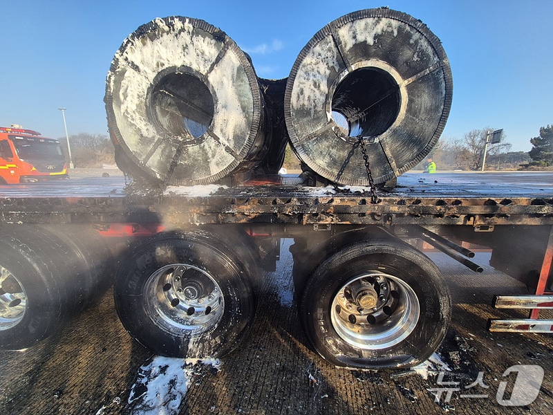 당진 송악읍 트레일러 화재 현장. (당진소방서 제공, 재판매 및 DB금지) / 뉴스1 