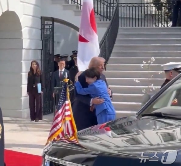 다카이치 사나에 일본 총리가 19일(현지시간) 미일 정상회담을 위해 백악관에 도착했을 때 도널드 트럼프 대통령에게 악수 대신 '허그'(포옹) 하는 모습을 연출하며 친화력을 과시했다. 2026.03.19 출처: 백악관 엑스(X) ⓒ 뉴스1 최종일 선임기자