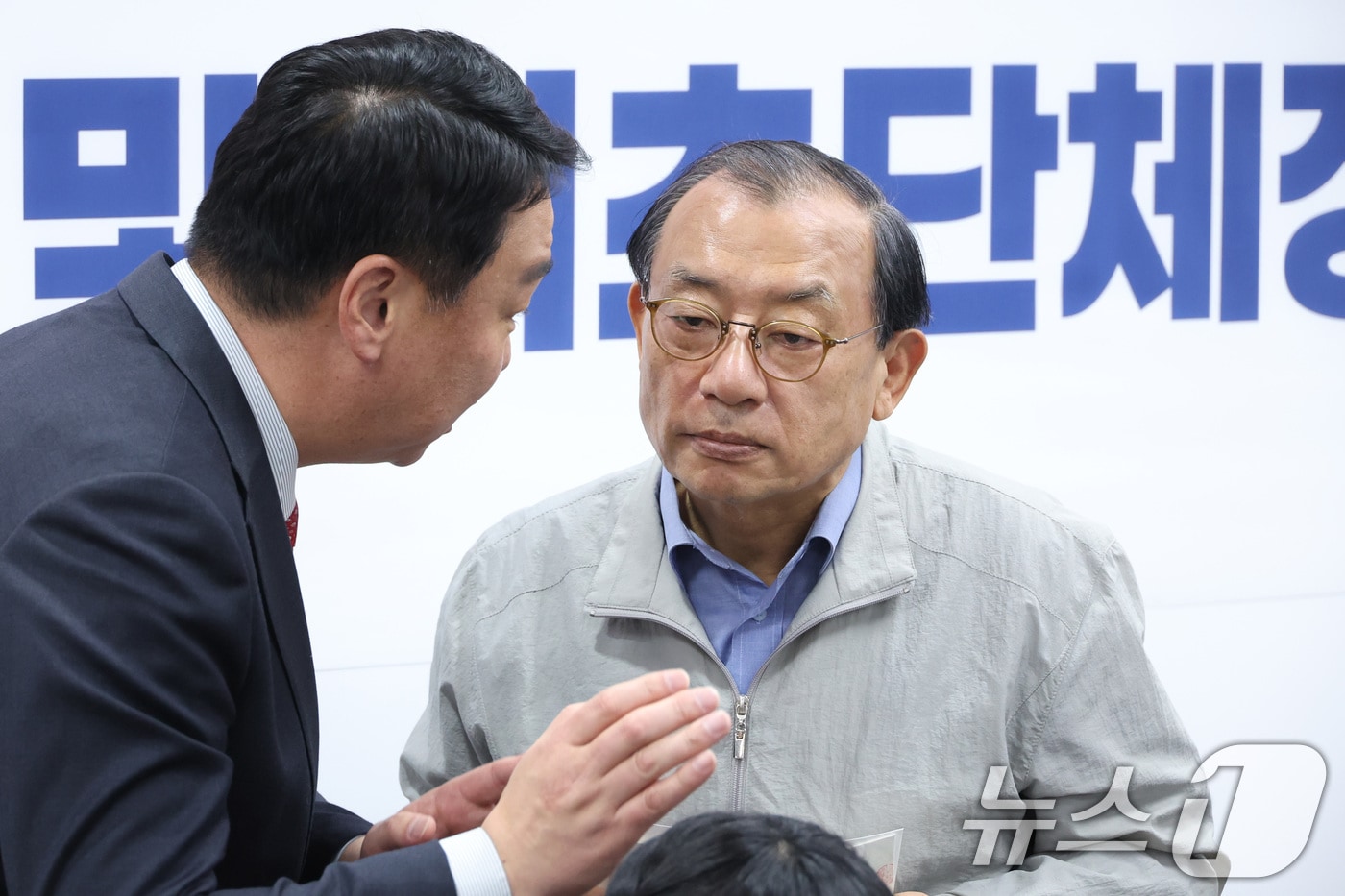 이정현 국민의힘 공천관리위원장과 정희용 사무총장이 지난 20일 서울 여의도 중앙당사에서 경상북도지사 예비경선 결과에 앞서 대화하고 있다. 2026.3.20 ⓒ 뉴스1 신웅수 기자