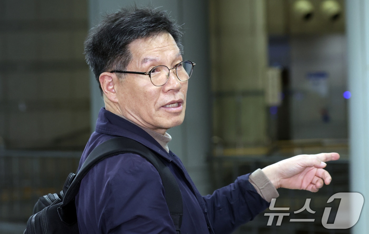 김병헌 위안부법폐지국민행동 대표가 20일 오후 서울 서초구 서울중앙지방법원에서 열린 일본군 위안부 피해자들 모욕사건관련 영장실질심사에 출석하고 있다. ⓒ 뉴스1 김명섭 기자