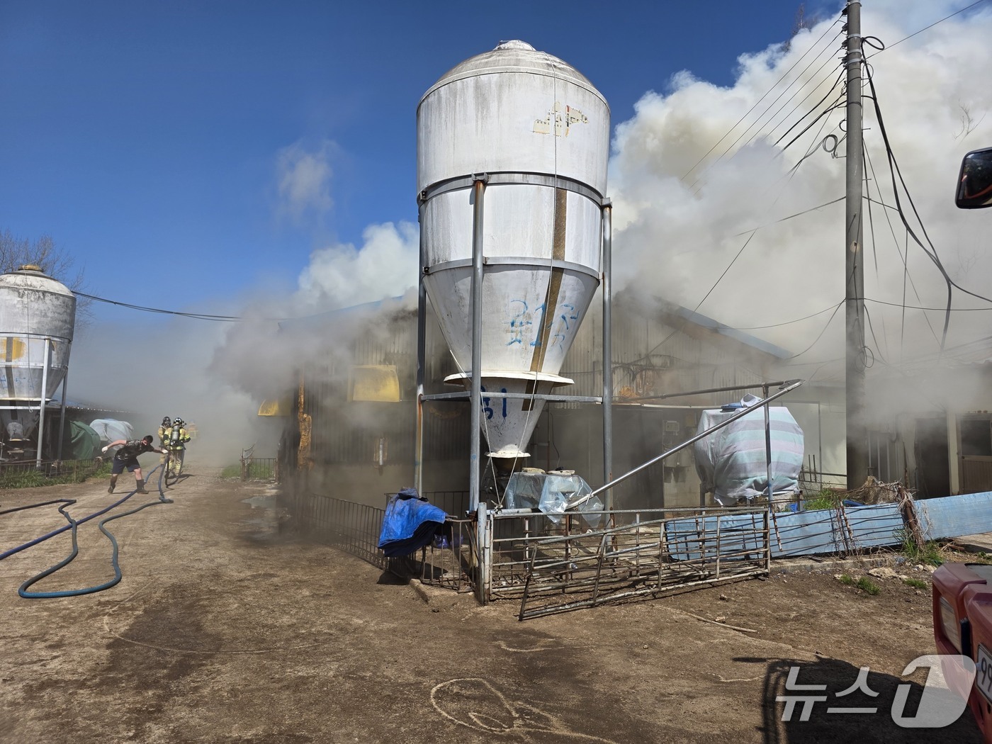 20일 오후 1시 4분께 전북 고창군 고창읍의 한 돈사에서 불이 났다.(전북소방본부 제공. 재판매 및 DB금지)