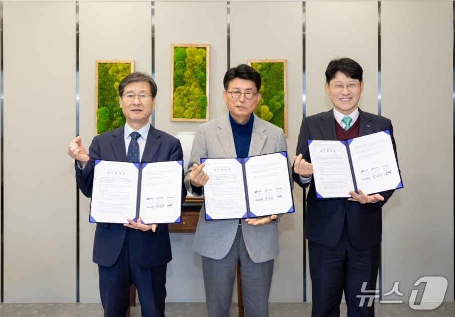 박진우 대구신용보증재단 이사장(왼쪽)과 배광식 북구청장(가운데), 김대수 iM뱅크 북구청지점장이 소상공인 경영안정자금 지원을 위한 업무협약을 체결한 뒤 협약서를 펼쳐 보이고 있다.(대구신보 제공. 재판매 및 DB 금지)