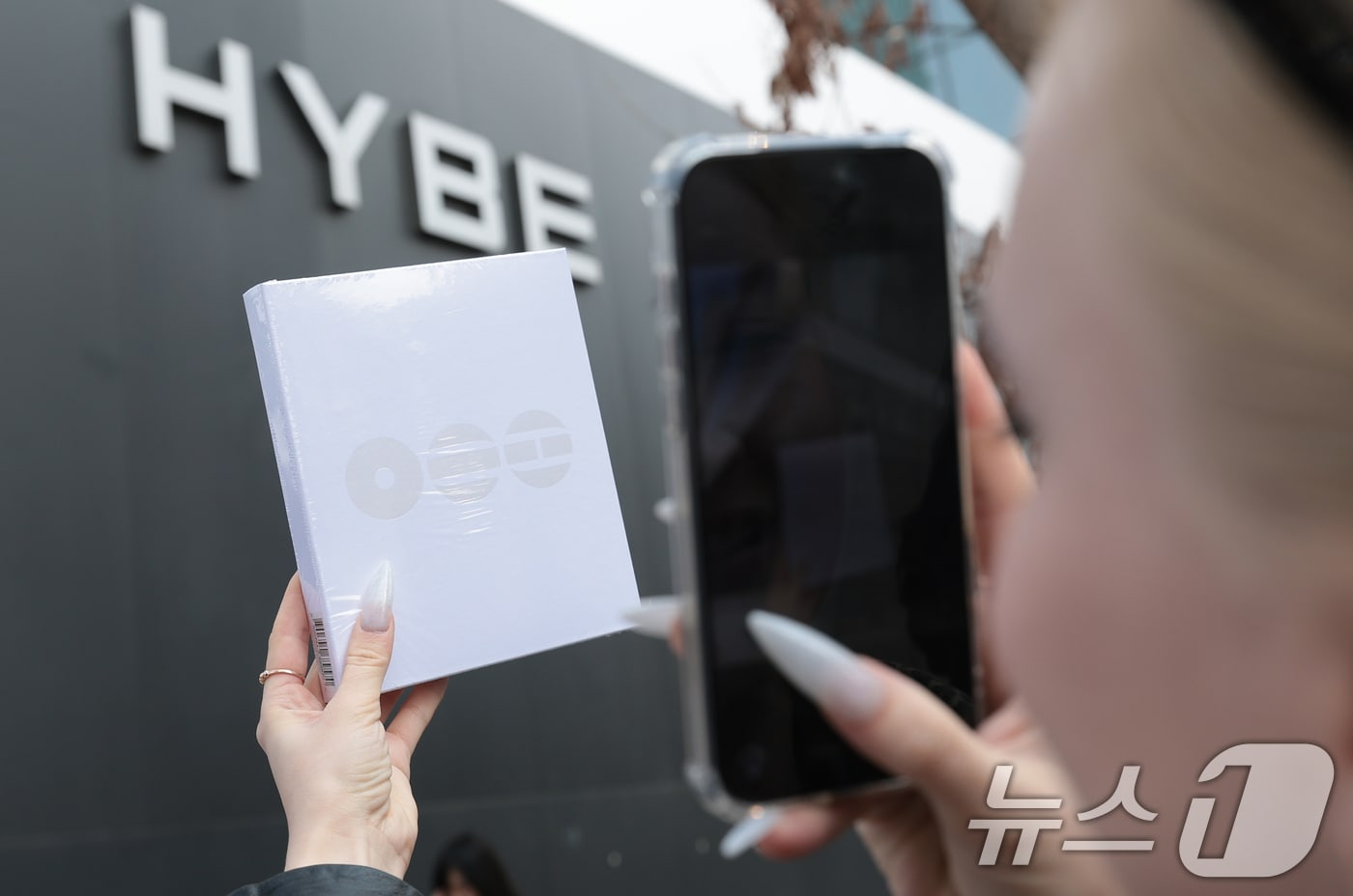 그룹 방탄소년단(BTS)의 광화문 공연을 앞둔 20일 서울 용산구 하이브 앞에서 한 러시아 팬이 기념 촬영을 하고 있다. 2026.3.20 ⓒ 뉴스1 권현진 기자