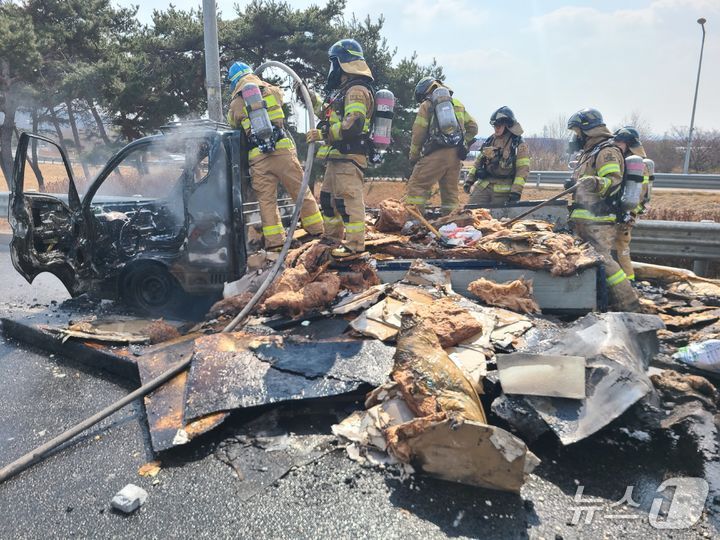 인천공항고속도로 화재 현장 (김포소방서 제공.재판매 및 DB금지)