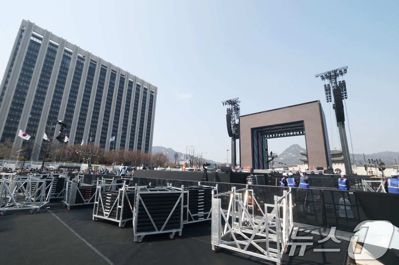 방탄소년단(BTS) 완전체 컴백 공연을 하루 앞둔 20일 서울 광화문광장 공연장이 공연 막바지 준비로 분주한 모습을 보이고 있다. 2026.3.20 ⓒ 뉴스1 이광호 기자