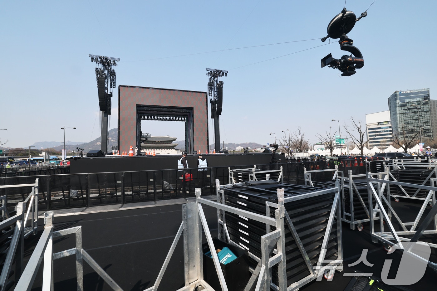 방탄소년단(BTS) 완전체 컴백 공연을 하루 앞둔 20일 서울 광화문광장 공연장이 공연 막바지 준비로 분주한 모습을 보이고 있다. 2026.3.20 ⓒ 뉴스1 이광호 기자