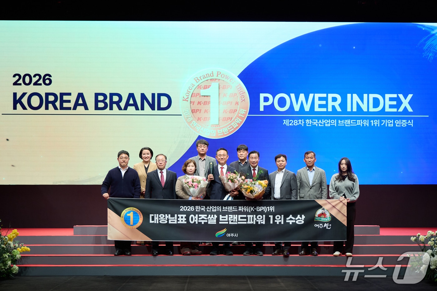 대왕님표 여주쌀이 대한민국 브랜드파워 쌀 부문에서 2년 연속 1위를 차지했다. 이충우 경기 여주시장(가운데)이 기념사진을 찍고 있다.(여주시 제공. 재판매 및 DB 금지)/뉴스1