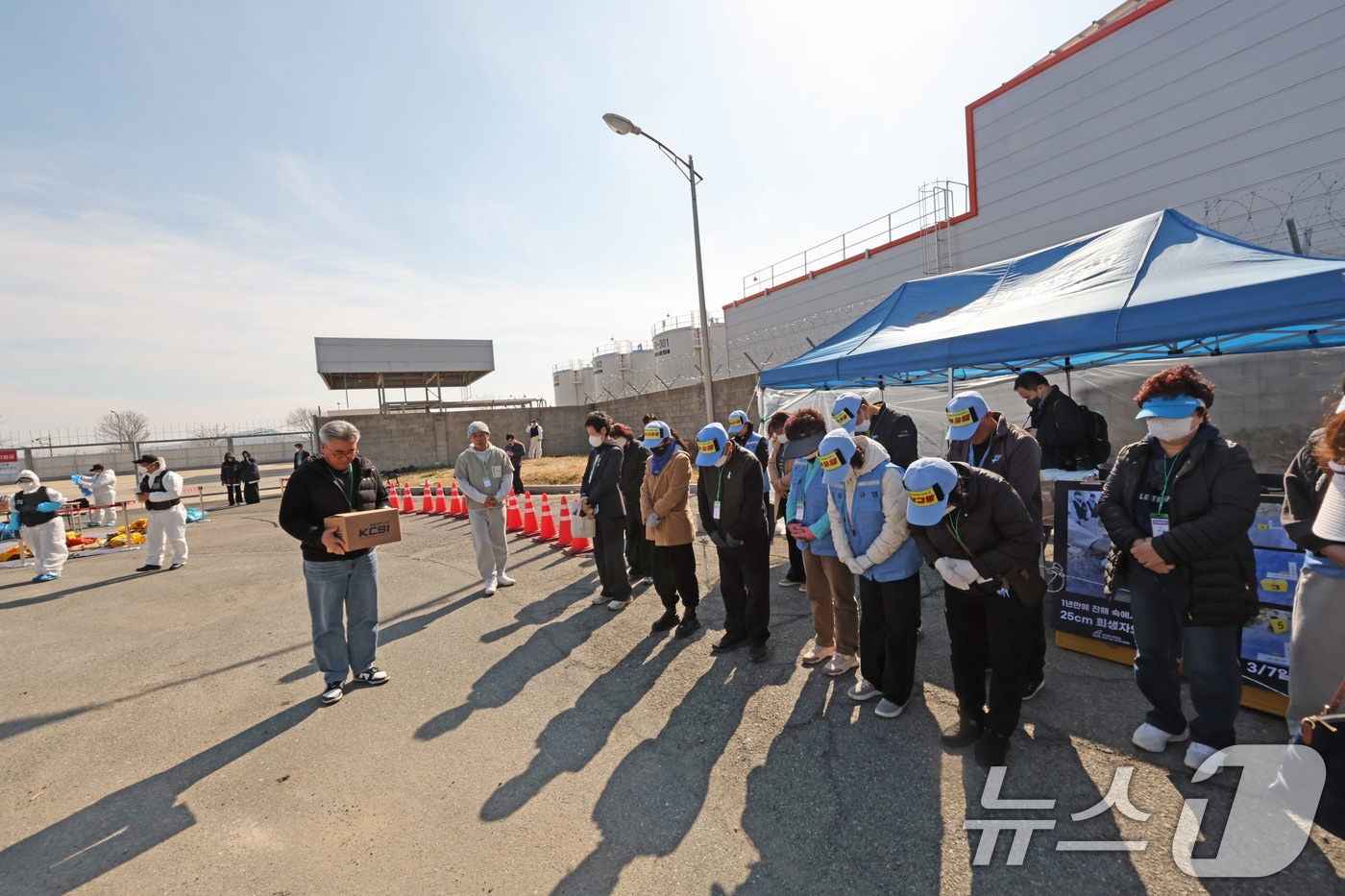 20일 오후 전남 무안군 무안국제공항에서 여객기 참사 유가족들이 기체잔해 재분류 작업에서 유해 추정 물체가 발견되자 묵념하고 있다. 2026.3.20 ⓒ 뉴스1 박지현 기자