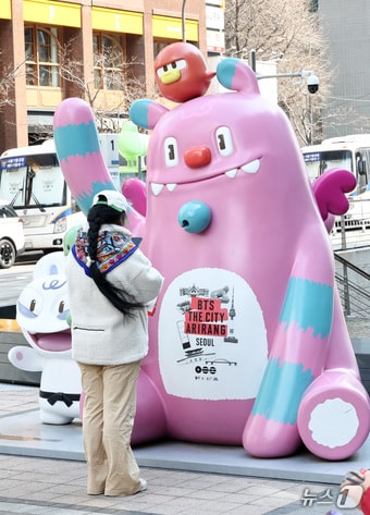 서울 중구 청계광장에 위치한 해치 조형물에 BTS 컴백 공연 홍보문구가 적혀 있다. 2026.3.20 ⓒ 뉴스1 최지환 기자