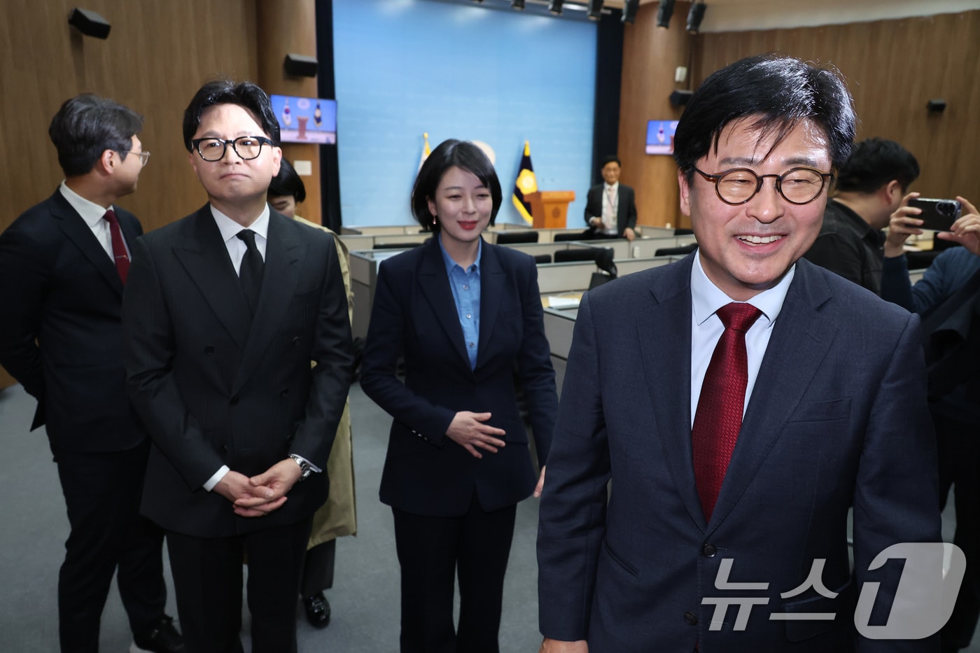 한동훈 전 국민의힘 대표와 배현진 의원이 20일 서울 여의도 국회 소통관에서 김종혁 전 최고위원의 가처분 승소 관련 기자회견에 자리하고 있다. 2026.3.20 ⓒ 뉴스1 신웅수 기자