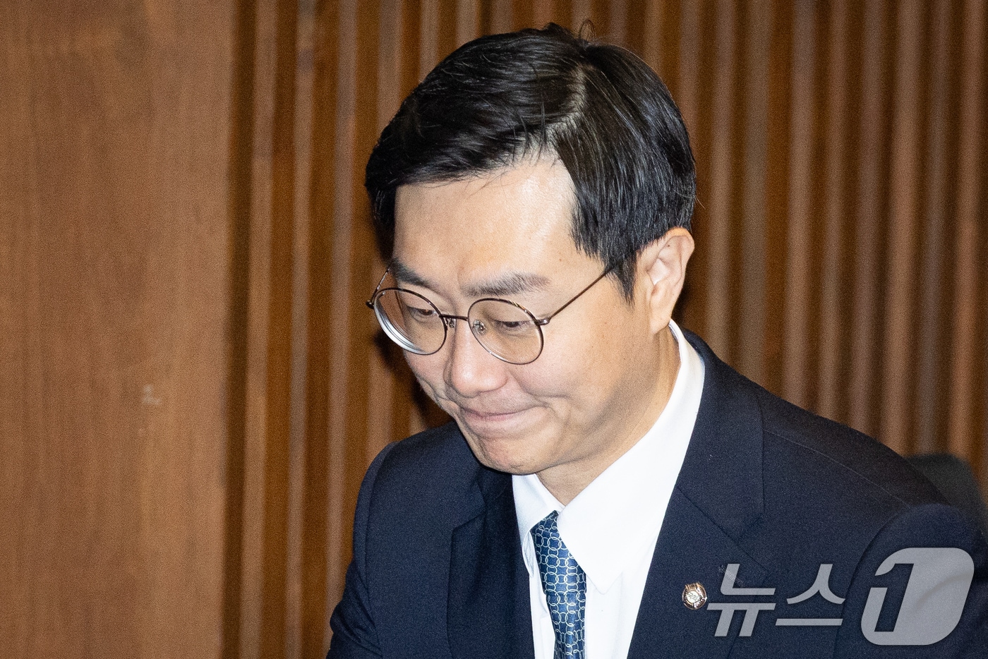 더불어민주당을 탈당한 장경태 의원이 20일 서울 여의도 국회에서 열린 제433회 국회(임시회) 제2차 본회의에서 공소청법안(대안)에 대한 무제한토론 종결 동의의 건 표결 후 본회의장을 빠져나가고 있다. 2026.3.20 ⓒ 뉴스1 유승관 기자