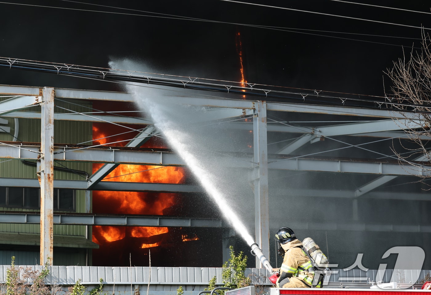 20일 오후 1시17분께 대전 대덕구 문평동의 한 공장에서 불이 나 소방대원이 불을 끄고 있다. 소방당국은 국가소방동원령을 발령한 가운데, 현재까지 부상자들을 비롯한 출근자들 중 14명의 연락이 두절된 것으로 확인됐다. 2026.3.20 ⓒ 뉴스1 김기태 기자