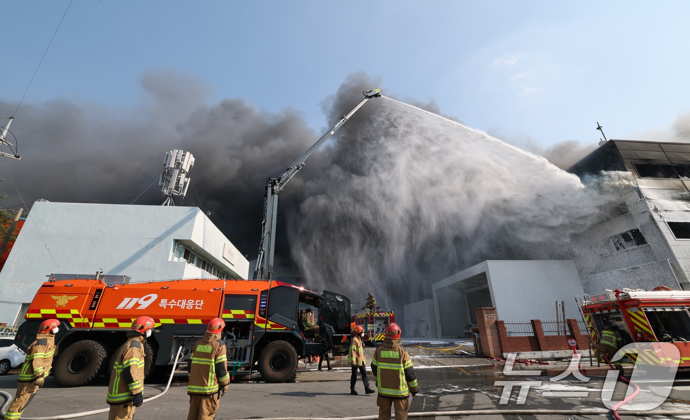 20일 오후 1시17분께 대전 대덕구 문평동의 한 공장에서 불이 나 소방대원이 불을 끄고 있다. 소방당국은 국가소방동원령을 발령한 가운데, 현재까지 부상자들을 비롯한 출근자들 중 14명의 연락이 두절된 것으로 확인됐다. 2026.3.20 ⓒ 뉴스1 김기태 기자