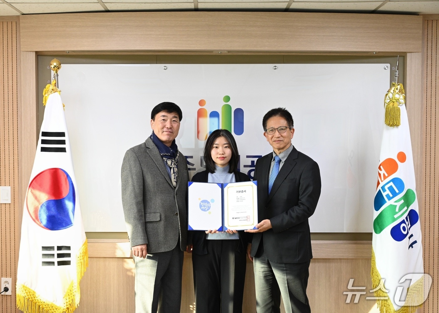 경기 여주도시공사 직원 신경신 대리(가운데)가 소아함 환우를 위해 머리카락을 기부하고 기념사진을 찍고 있다.(여주도시공사 제공. 재판매 및 DB 금지)/뉴스1