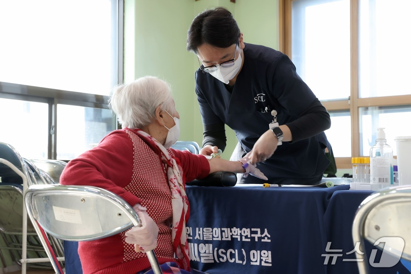 재단법인 서울의과학연구소(SCL)는 경기 용인종합사회복지관과 함께 독거 어르신을 대상으로 '찾아가는 건강검진' 활동을 펼쳤다고 20일 밝혔다.(SCL 제공)