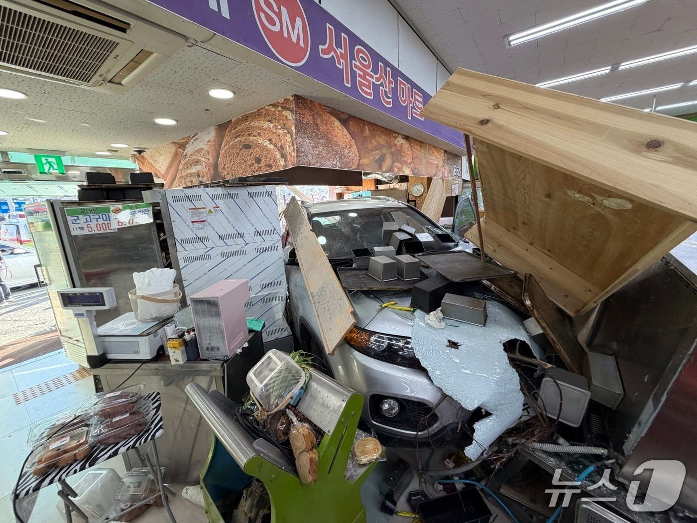 20일 울산 울주군의 한 마트에 SUV 차량이 돌진해 1명이 다쳤다.(울산소방본부 제공. 재판매 및 DB금지)/뉴스1