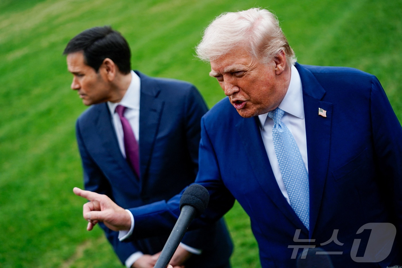 도널드 트럼프 미국 대통령과 마코 루비오 국무장관이 20일(현지시간) 플로리다 마러라고로 향하기 앞서 워싱턴DC 백악관 경내에서 기자들과 약식 문답을 갖고 있다. 2026.03.20. ⓒ 로이터=뉴스1