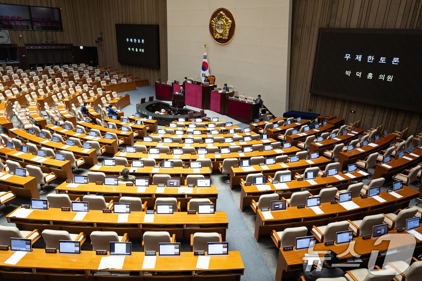 박덕흠 국민의힘 의원이 21일 서울 여의도 국회에서 열린 제433회 국회(임시회) 제2차 본회의에서 중대범죄수사청 조직 및 운영에 관한 법률안(대안)에 대한 무제한토론(필리버스터)을 하고 있다. 2026.3.21 ⓒ 뉴스1 유승관 기자