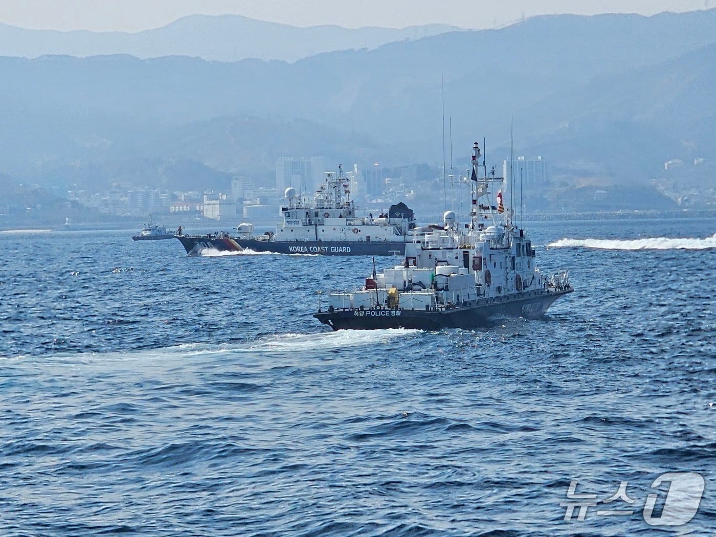 강원 동해해양경찰서가 지난 20일 속초시 묵호항 동방 약 5㎞ 해상에서 항만 방호와 해상 대테러 대응 능력 강화를 위해 동해해경 특공대, 육군 제23경비여단 2대대, 동해지방해양수산청 등이 참여하는 유관기관 합동훈련을 했다. (동해해양경찰서 제공. 재판매 및 DB금지) 2026.3.21/뉴스1