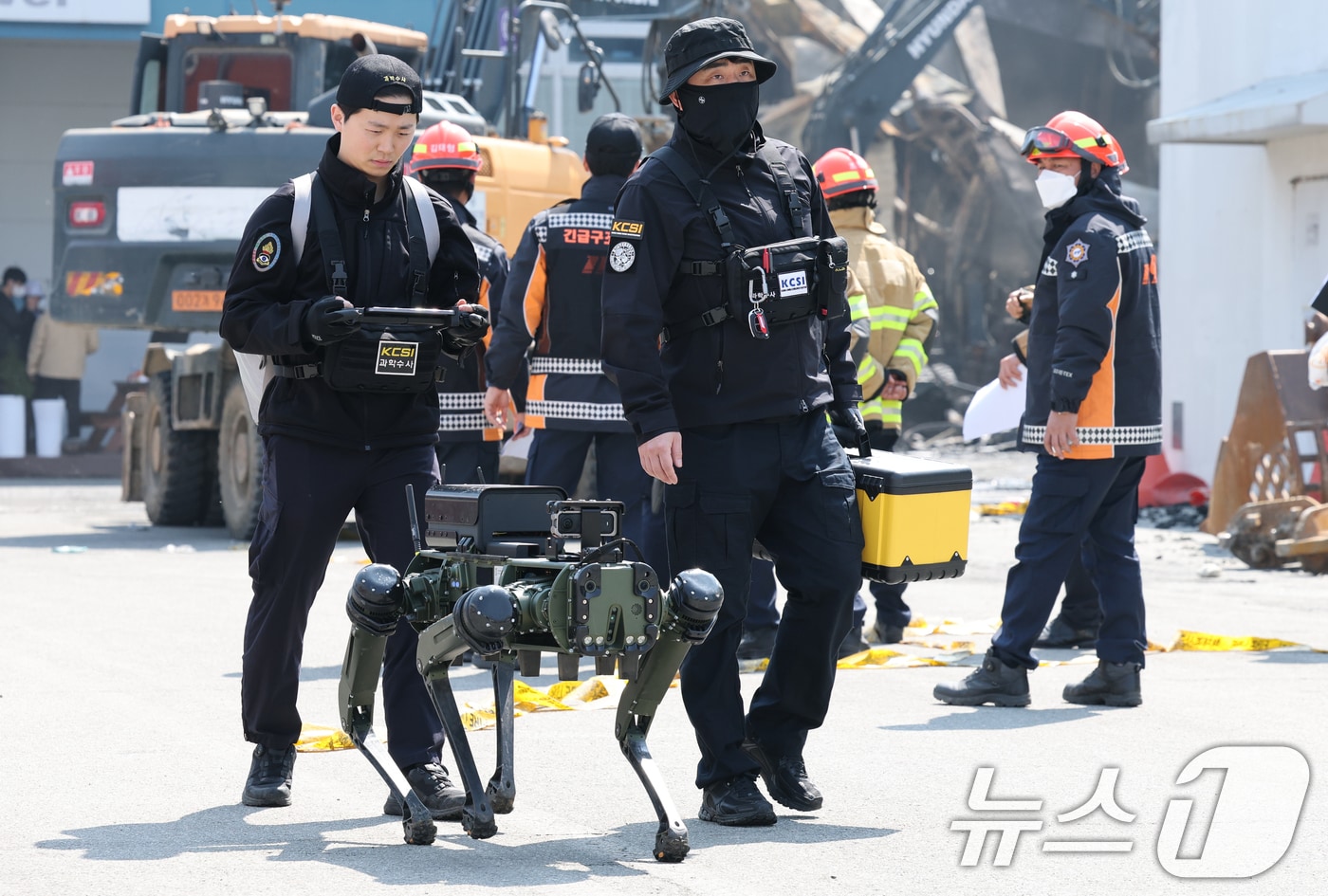 21일 대형 화재로 인명피해가 발생한 대전 대덕구 자동차 부품 제조 공장에서 로봇개를 투입해 실종자를 수색하고 있다. 2026.3.21 ⓒ 뉴스1 김기태 기자