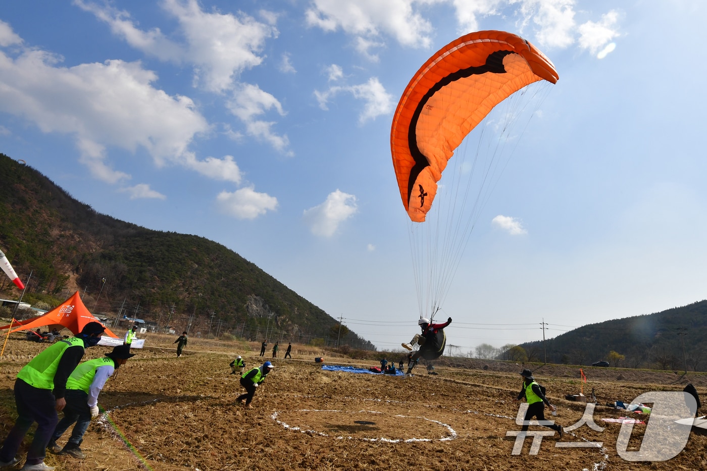 21일 경북 포항시 북구 흥해읍 곤륜산 활공장에서 열린 2026 국가대표 페러글라이딩 선발 리그 정밀착륙 1차전에 출전한 선수들이 목표지점에 도착하고 있다. 2026.3.21 ⓒ 뉴스1 최창호 기자