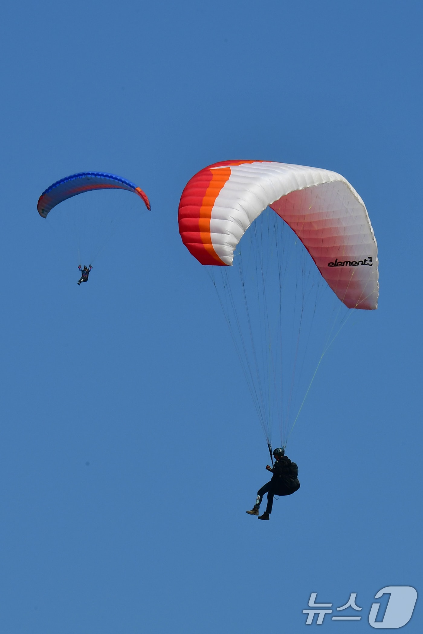 21일 경북 포항시 북구 흥해읍 곤륜산 활공장에서 열린 2026 국가대표 페러글라이딩 선발 리그 정밀착륙 1차전에 출전한 선수들이 목표 지점으로 하강하고 있다. 2026.3.21 ⓒ 뉴스1 최창호 기자
