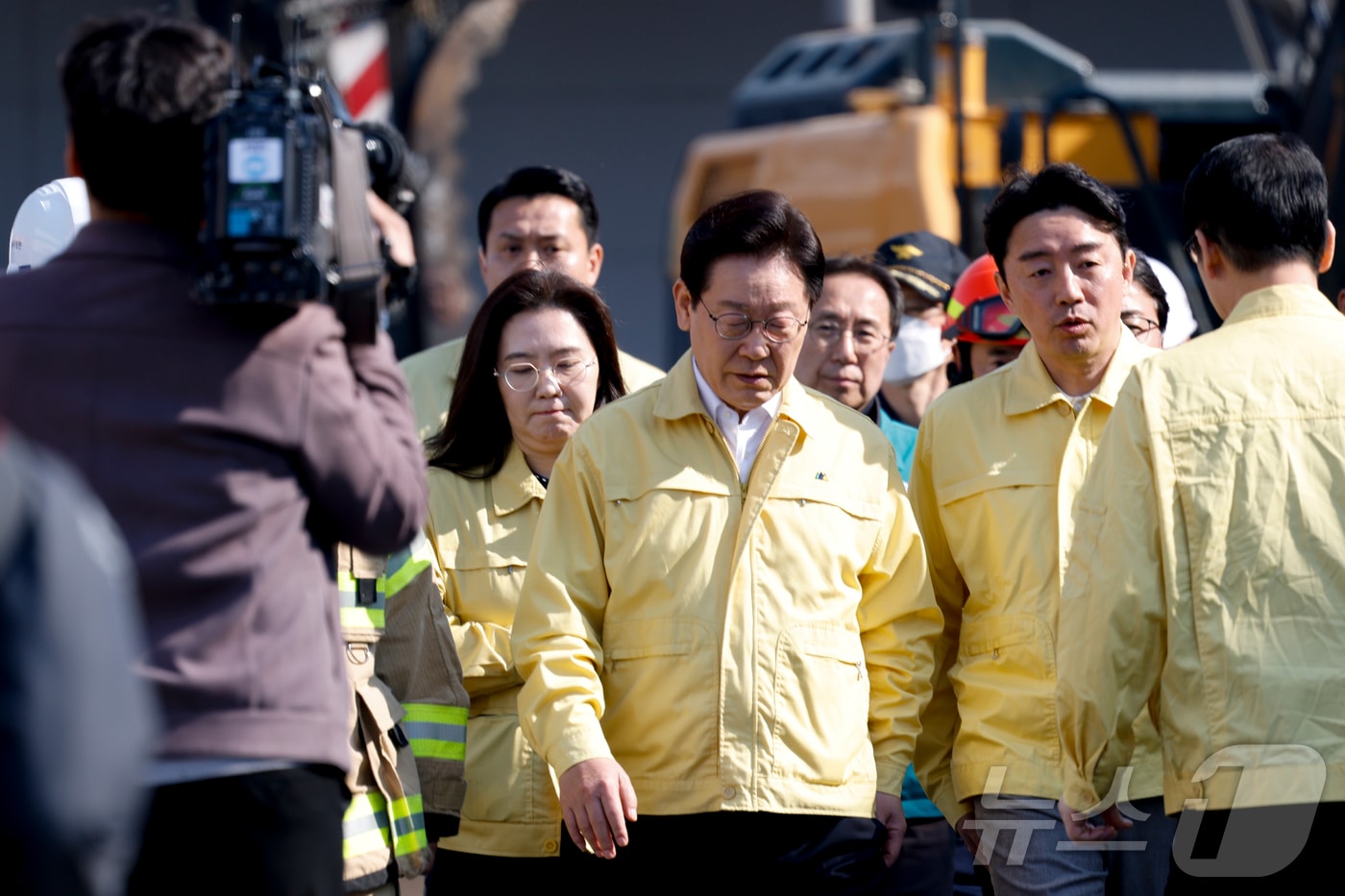 이재명 대통령이 21일 대형 화재로 인명피해가 발생한 대전 대덕구 자동차 부품 제조 공장을 찾아 피해 상황을 살펴보고 있다.(공동취재) 2026.3.21 ⓒ 뉴스1 김기태 기자