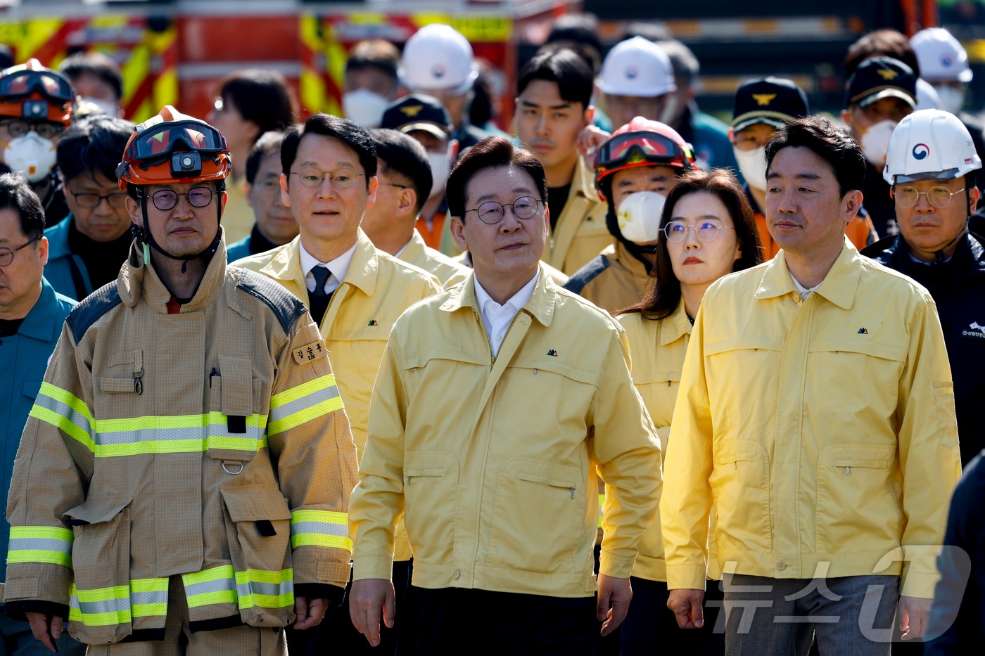 이재명 대통령이 지난 21일 대형 화재로 인명피해가 발생한 대전 대덕구 자동차 부품 제조 공장을 찾아 피해 상황을 살펴보고 있다.(공동취재) 2026.3.21 ⓒ 뉴스1 김기태 기자