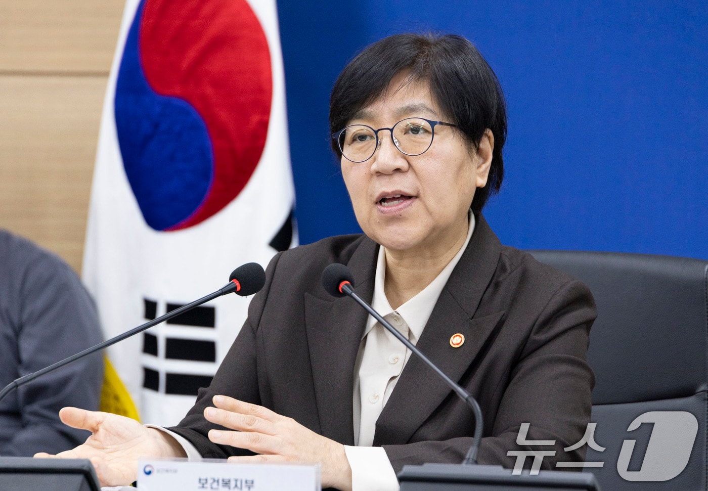 정은경 보건복지부 장관이 21일 오후 전라북도 임실군청을 방문해 최근 발생한 일가족 사망사건 경위와 지방자치단체의 조치 현황을 파악하고 가족 돌봄 지원체계 전반에 대해 논의하고 있다.(보건복지부 제공. 재판매 및 DB 금지) 2026.3.21 ⓒ 뉴스1