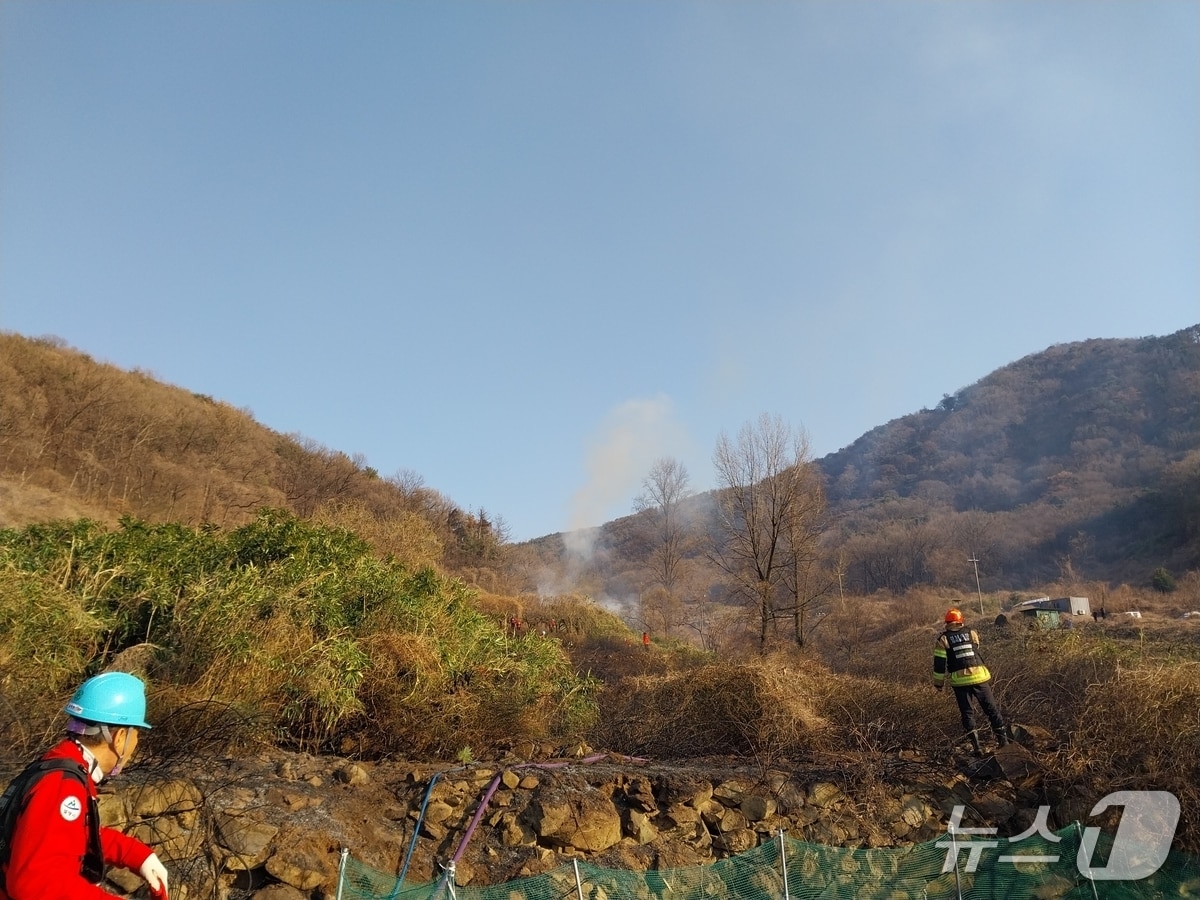 21일 밀양시 초동면 봉황리 27-1 일대에서 발생한 산불을 소방대원이 진화 작업을 벌이고 있다.(경남소방본부 제공. 재판매 및 DB금지)