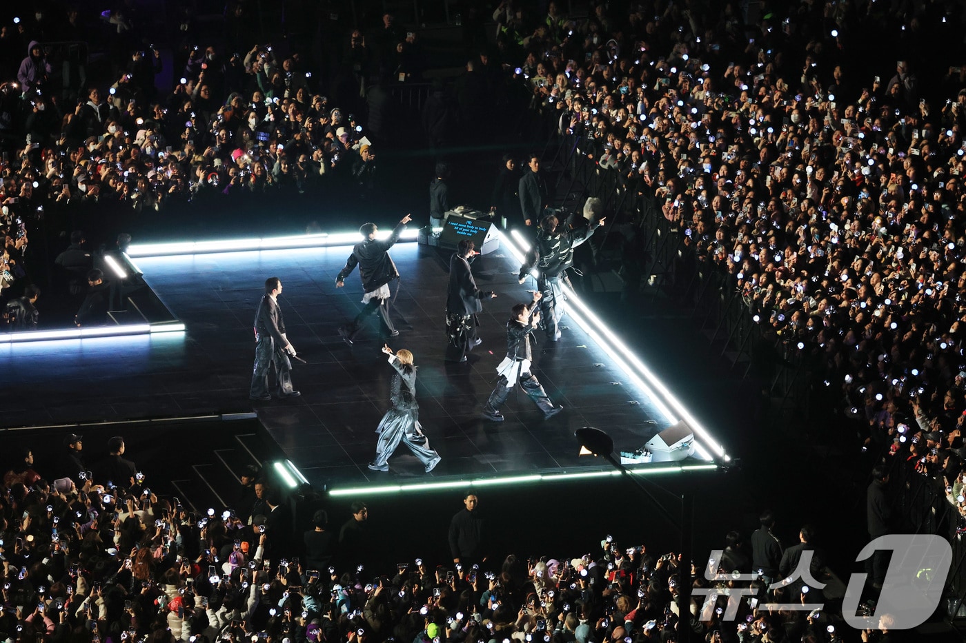 방탄소년단(BTS, RM, 진, 슈가, 제이홉, 지민, 뷔, 정국)이 21일 오후 서울 종로구 광화문광장에서 열린 'BTS 컴백 라이브: 아리랑'에서 화려한 무대를 선보이고 있다. 2026.3.21 ⓒ 뉴스1 임세영 기자