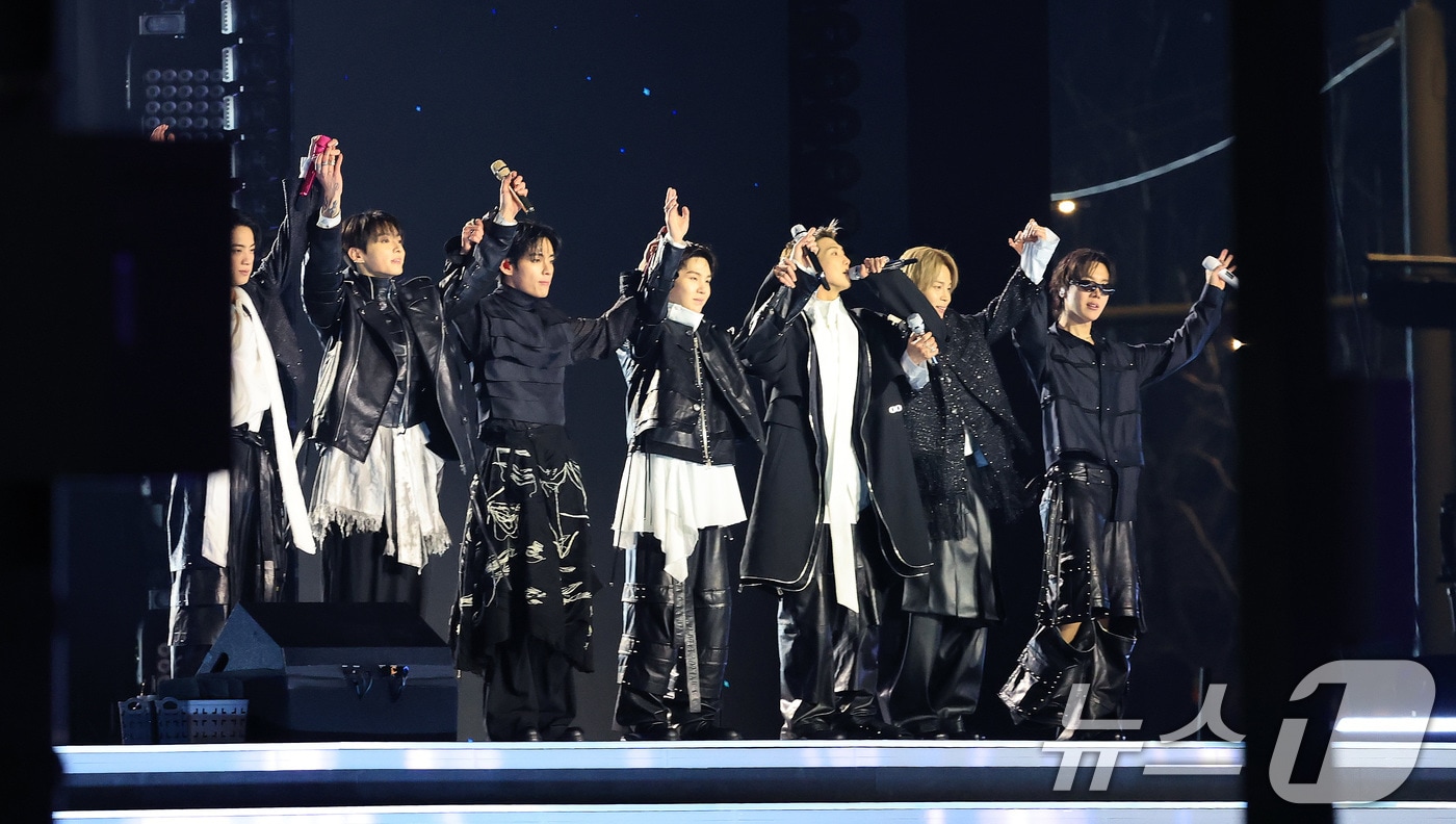방탄소년단(BTS, RM, 진, 슈가, 제이홉, 지민, 뷔, 정국)이 21일 오후 서울 종로구 광화문광장에서 열린 'BTS 컴백 라이브: 아리랑'를 마치고 팬들에게 인사를 하고 있다. 2026.3.21 ⓒ 뉴스1 임세영 기자