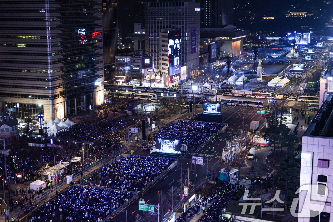 방탄소년단(BTS)이 지난달 21일 서울 광화문광장에서 'BTS 컴백 라이브: 아리랑' 발매 기념 컴백 공연을 하고 있다.ⓒ 뉴스1 사진공동취재단