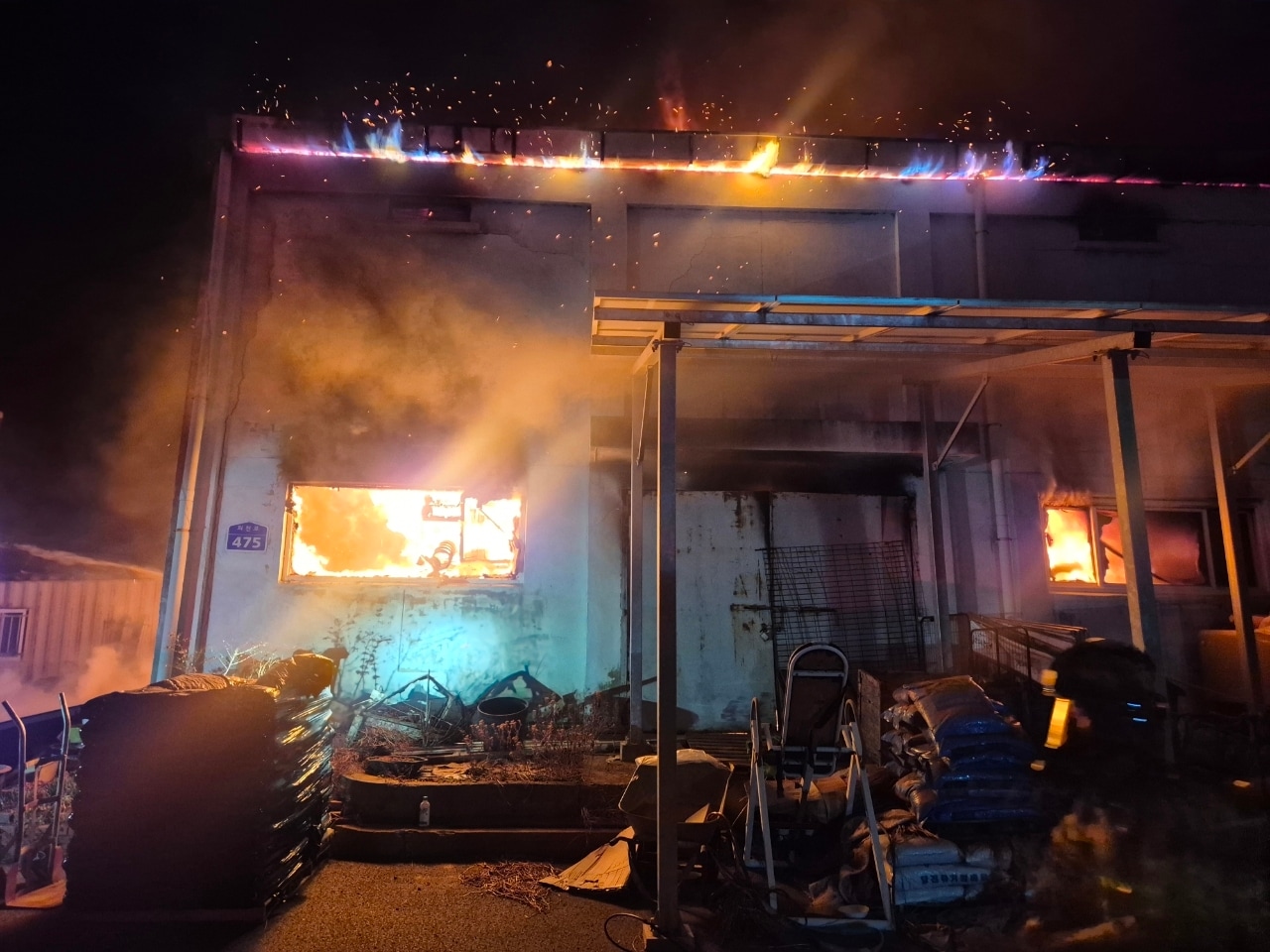 당진 정미면 공장 화재.(당진소방서 제공. 재판매 및 DB금지)/뉴스1