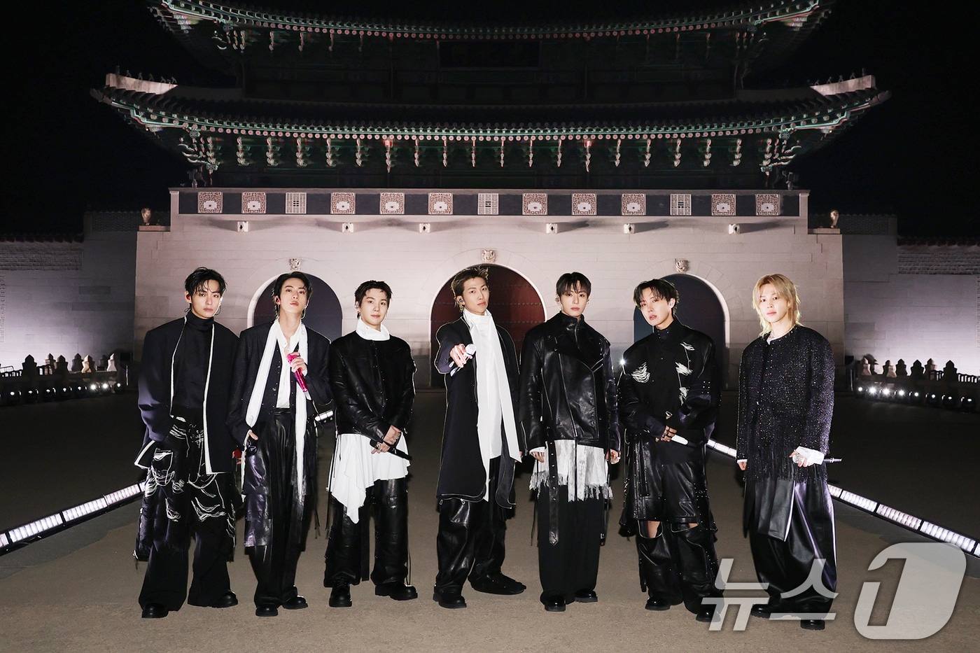 방탄소년단(BTS)이 21일 서울 광화문광장에서 'BTS 컴백 라이브: 아리랑' 발매 기념 컴백 공연을 하고 있다. (빅히트 뮤직·넷플릭스 제공. 재판매 및 DB 금지) 2026.3.22 ⓒ 뉴스1