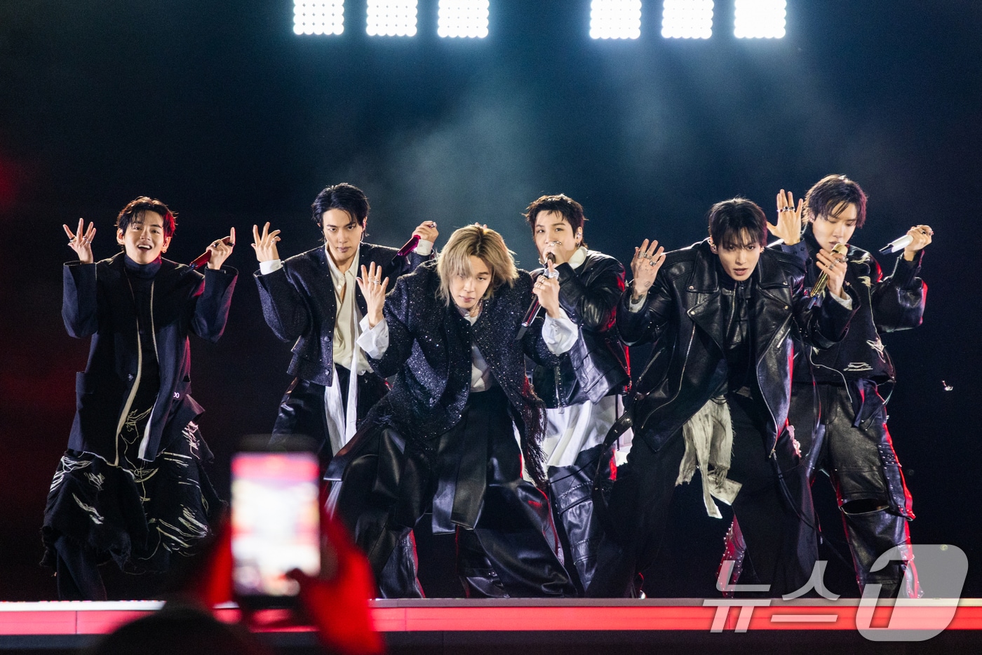 방탄소년단(BTS)이 21일 서울 광화문광장에서 'BTS 컴백 라이브: 아리랑' 발매 기념 컴백 공연을 하고 있다. (빅히트 뮤직·넷플릭스 제공. 재판매 및 DB 금지) 2026.3.22 ⓒ 뉴스1