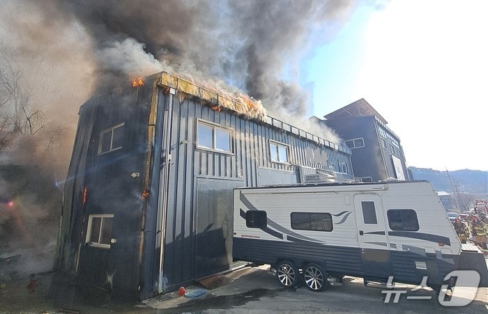 21일 오후 4시쯤 경북 고령군 성산면 기산리 캠핑카 제작 공장에서 불이 났다.(경북소방 제공. 재판매 및 DB금지)/뉴스1